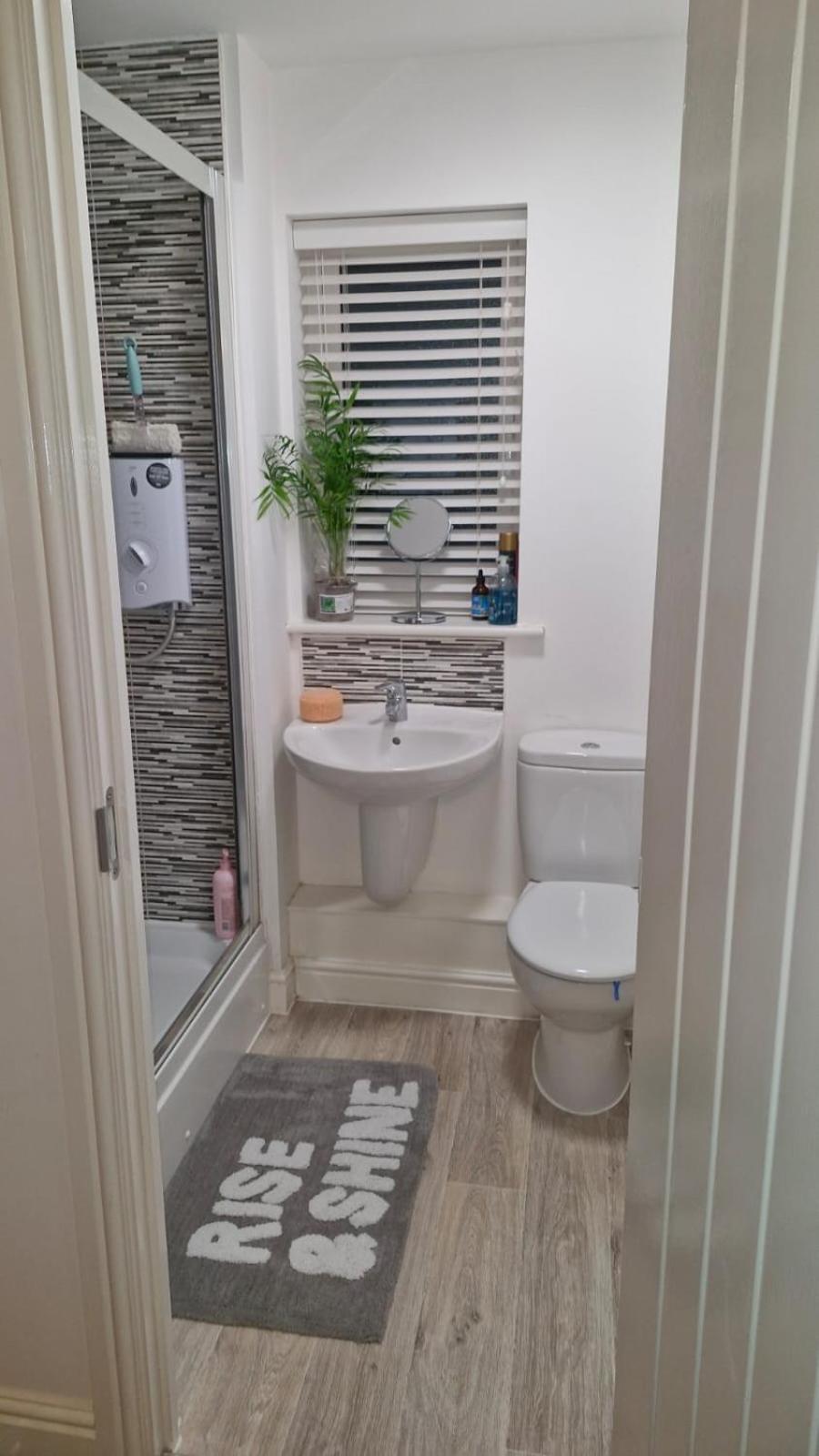 Modern Double Room With En-Suite, Parking & Fast Wifi - Close To Beach サンドゲート エクステリア 写真