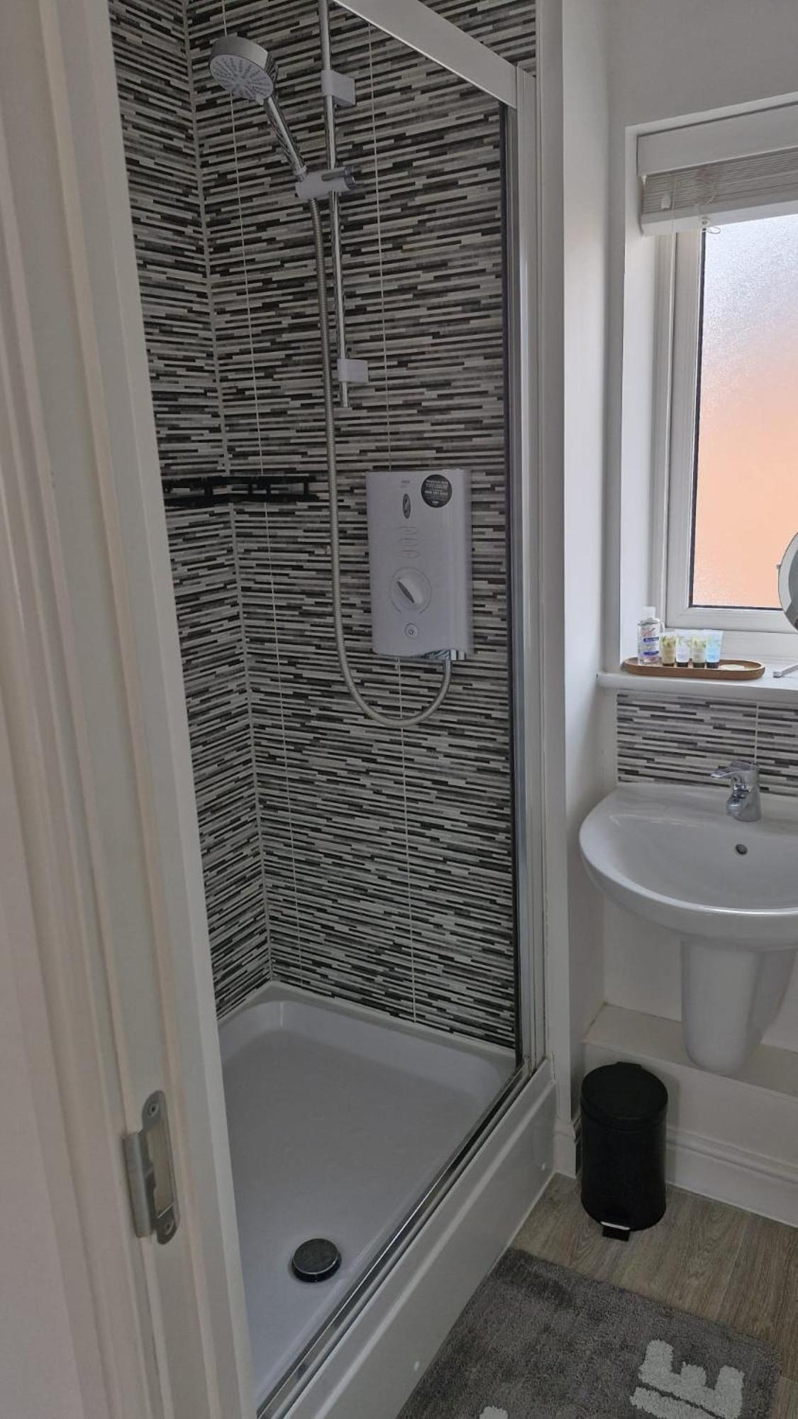 Modern Double Room With En-Suite, Parking & Fast Wifi - Close To Beach サンドゲート エクステリア 写真